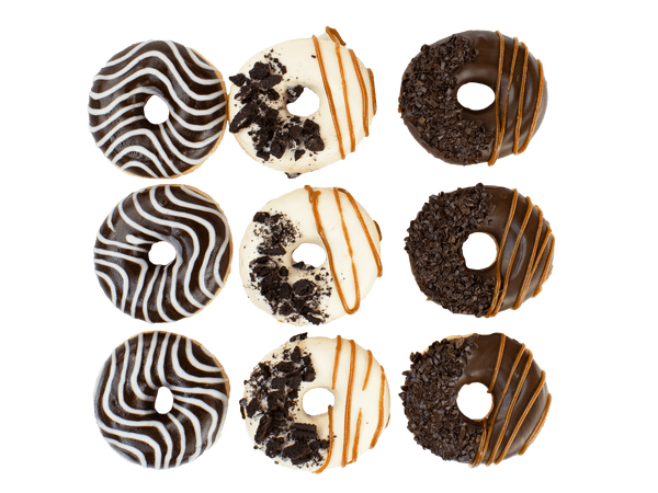 Donuts met chocolade versiering en oreo kruimels