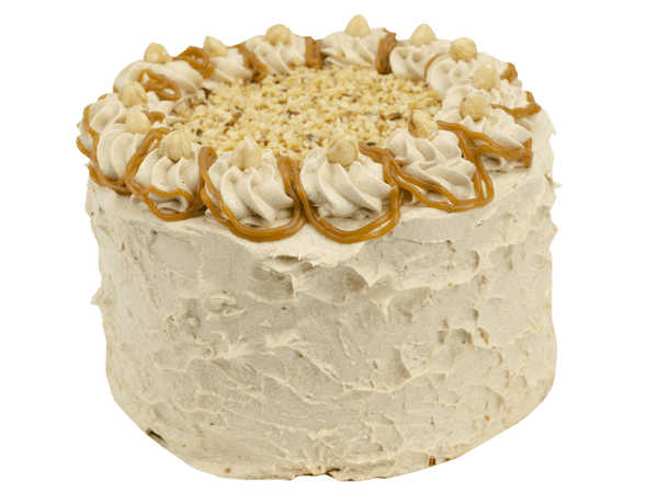 romige hazelnoot layercake met caramel en stukjes hazelnoot