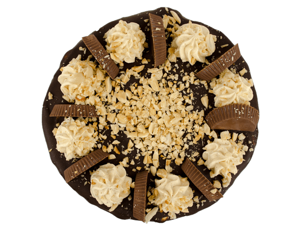 Pindakaas en chocolade layer cake met reese's koekjes en crème